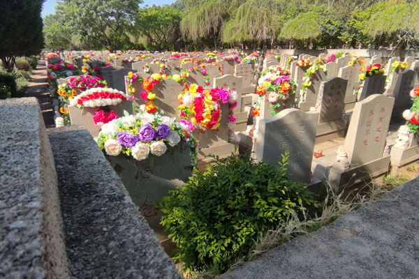沈阳墓地祭祀花圈：承载哀思，传递温情